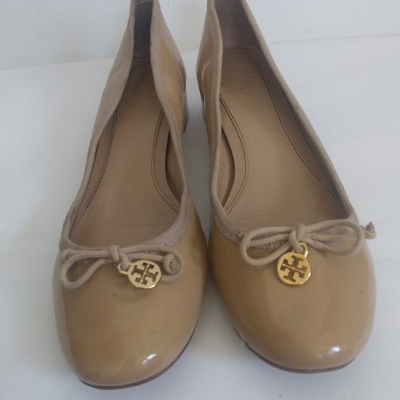 Tory Burch charm patent pumps sz 9 - Picture 10 of 12